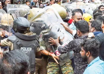 സുരക്ഷാ സേനയെ സിപിഎമ്മുകാര്‍ ആക്രമിക്കുന്നു
