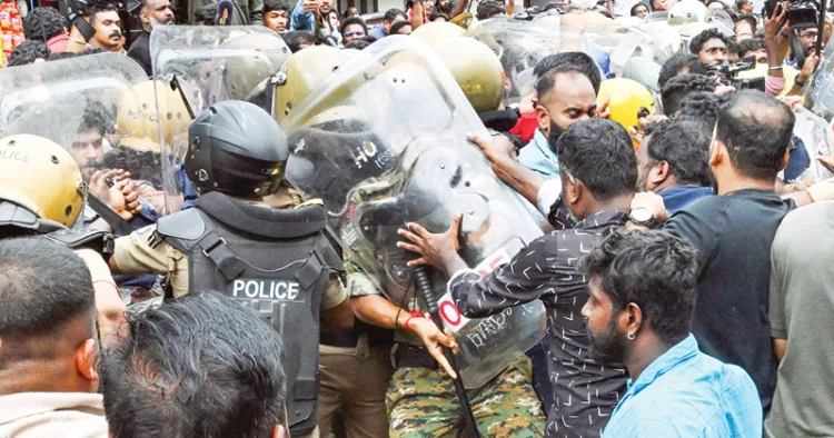 സുരക്ഷാ സേനയെ സിപിഎമ്മുകാര്‍ ആക്രമിക്കുന്നു