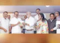 അഡ്വ. പി.എസ്. ശ്രീധരന് പിള്ളയുടെ പുസ്തകങ്ങള് എന്.പി. ചെക്കുട്ടിക്ക് നല്കി കേന്ദ്രമന്ത്രി ജോര്ജ് കുര്യന് പ്രകാശനം ചെയ്യുന്നു