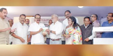 അഡ്വ. പി.എസ്. ശ്രീധരന് പിള്ളയുടെ പുസ്തകങ്ങള് എന്.പി. ചെക്കുട്ടിക്ക് നല്കി കേന്ദ്രമന്ത്രി ജോര്ജ് കുര്യന് പ്രകാശനം ചെയ്യുന്നു