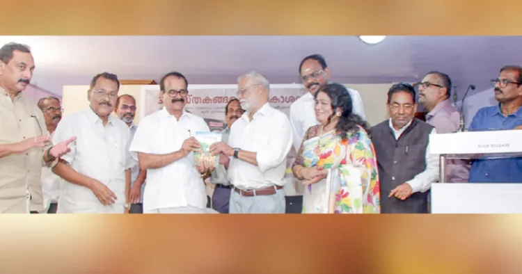 അഡ്വ. പി.എസ്. ശ്രീധരന്‍ പിള്ളയുടെ പുസ്തകങ്ങള്‍ എന്‍.പി. ചെക്കുട്ടിക്ക് നല്‍കി കേന്ദ്രമന്ത്രി ജോര്‍ജ് കുര്യന്‍ പ്രകാശനം ചെയ്യുന്നു