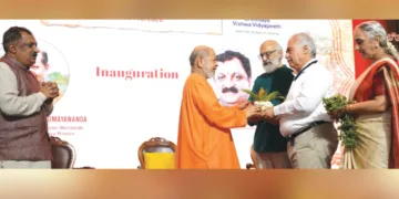 ചിന്മയ മിഷന്റെ വാര്‍ഷികാഘോഷത്തിന്റെ ഭാഗമായി ഉദ്ഘാടന വേദിയിലെത്തിയ ചിന്മയ മിഷന്‍ മുന്‍ ആഗോള
അധ്യക്ഷന്‍ സ്വാമി തേജോമയാനന്ദയെ പൂര്‍ണകുംഭം നല്‍കി സ്വീകരിക്കുന്നു