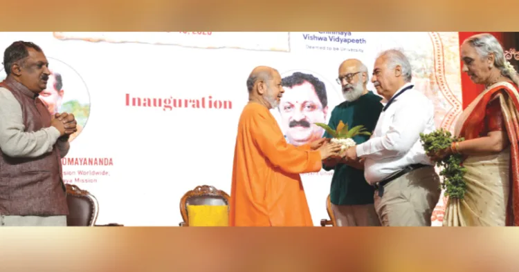 ചിന്മയ മിഷന്റെ വാര്‍ഷികാഘോഷത്തിന്റെ ഭാഗമായി ഉദ്ഘാടന വേദിയിലെത്തിയ ചിന്മയ മിഷന്‍ മുന്‍ ആഗോള
അധ്യക്ഷന്‍ സ്വാമി തേജോമയാനന്ദയെ പൂര്‍ണകുംഭം നല്‍കി സ്വീകരിക്കുന്നു
