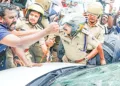 മുന്‍ മുഖ്യമന്ത്രി പിണറായി വിജയന്റെ വീട്ടില്‍ റെയ്ഡ് കഴിഞ്ഞ് പുറത്തേക്കിറങ്ങിയ ഇ ഡി ഉദ്യോഗസ്ഥര്‍ സഞ്ചരിച്ച വാഹനം സിപിഎമ്മുകാര്‍ ആക്രമിക്കുന്നു