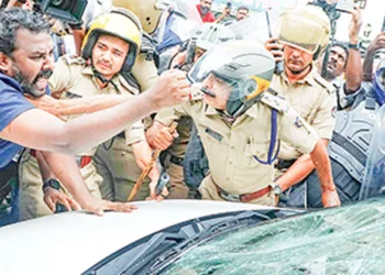 മുന്‍ മുഖ്യമന്ത്രി പിണറായി വിജയന്റെ വീട്ടില്‍ റെയ്ഡ് കഴിഞ്ഞ് പുറത്തേക്കിറങ്ങിയ ഇ ഡി ഉദ്യോഗസ്ഥര്‍ സഞ്ചരിച്ച വാഹനം സിപിഎമ്മുകാര്‍ ആക്രമിക്കുന്നു