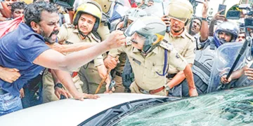 മുന്‍ മുഖ്യമന്ത്രി പിണറായി വിജയന്റെ വീട്ടില്‍ റെയ്ഡ് കഴിഞ്ഞ് പുറത്തേക്കിറങ്ങിയ ഇ ഡി ഉദ്യോഗസ്ഥര്‍ സഞ്ചരിച്ച വാഹനം സിപിഎമ്മുകാര്‍ ആക്രമിക്കുന്നു