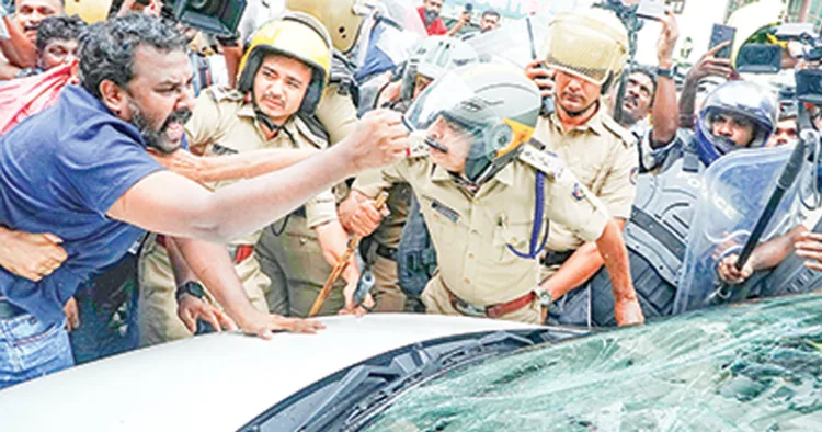 മുന്‍ മുഖ്യമന്ത്രി പിണറായി വിജയന്റെ വീട്ടില്‍ റെയ്ഡ് കഴിഞ്ഞ് പുറത്തേക്കിറങ്ങിയ ഇ ഡി ഉദ്യോഗസ്ഥര്‍ സഞ്ചരിച്ച വാഹനം സിപിഎമ്മുകാര്‍ ആക്രമിക്കുന്നു