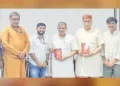 ഗണേഷ് രാധാകൃഷ്ണന്‍ രചിച്ച 'ശ്രീനാരായണ ഗുരുവും സനാതനധര്‍മ്മവും: പുതിയ കണ്ടെത്തലുകള്‍' എന്ന പുസ്തകം ആര്‍എസ്എസ് സര്‍കാര്യവാഹ് ദത്താത്രേയ ഹൊസബാളെ ന്യൂദല്‍ഹിയില്‍ പ്രകാശനം ചെയ്യുന്നു. ആര്‍എസ്എസ് സഹസര്‍കാര്യവാഹ് അരുണ്‍ കുമാര്‍, സിഎസ്ഐഎസ് ഡയറക്ടര്‍ പി. സന്ദീപ് തുടങ്ങിയവര്‍ സമീപം