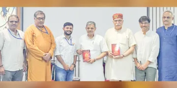 ഗണേഷ് രാധാകൃഷ്ണന്‍ രചിച്ച 'ശ്രീനാരായണ ഗുരുവും സനാതനധര്‍മ്മവും: പുതിയ കണ്ടെത്തലുകള്‍' എന്ന പുസ്തകം ആര്‍എസ്എസ് സര്‍കാര്യവാഹ് ദത്താത്രേയ ഹൊസബാളെ ന്യൂദല്‍ഹിയില്‍ പ്രകാശനം ചെയ്യുന്നു. ആര്‍എസ്എസ് സഹസര്‍കാര്യവാഹ് അരുണ്‍ കുമാര്‍, സിഎസ്ഐഎസ് ഡയറക്ടര്‍ പി. സന്ദീപ് തുടങ്ങിയവര്‍ സമീപം