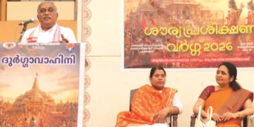 ദുര്‍ഗാവാഹിനി ശൗര്യ പ്രശിക്ഷണ്‍ വര്‍ഗിന്റെ സമാപന സമ്മേളനത്തില്‍ വിഎച്ച്പി അഖില ഭാരതീയ ജോയിന്റ് ജനറല്‍ സെക്രട്ടറി സ്ഥാണുമാലയന്‍ മുഖ്യപ്രഭാഷണം നടത്തുന്നു. നീതു ജനാര്‍ദ്ദനന്‍, ഡോ. നന്ദിനി നായര്‍ സമീപം