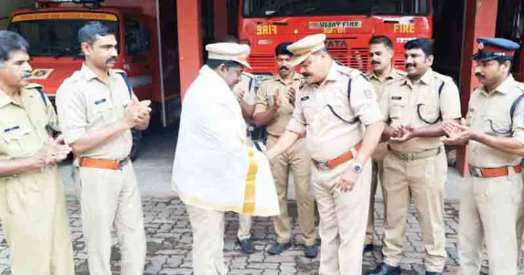ഒഴുക്കില്‍പെട്ട വീട്ടമ്മയെ രക്ഷിച്ച കെ.കെ. ശ്രീനിവാസനെ ആദരിക്കുന്നു