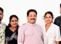 ഭാര്യയ്ക്കും മക്കള്‍ക്കുമൊപ്പം ഫ്രാന്‍സിസ് ടി. മാവേലിക്കര