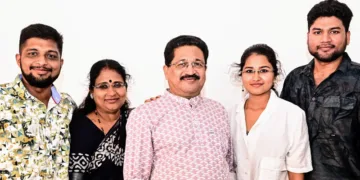 ഭാര്യയ്ക്കും മക്കള്‍ക്കുമൊപ്പം ഫ്രാന്‍സിസ് ടി. മാവേലിക്കര