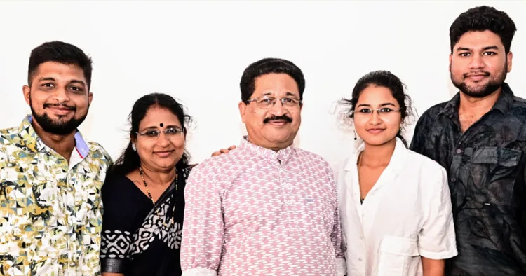 ഭാര്യയ്ക്കും മക്കള്‍ക്കുമൊപ്പം ഫ്രാന്‍സിസ് ടി. മാവേലിക്കര