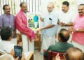 ജന്മഭൂമി കൊല്ലം യൂണിറ്റിന്റെ നേതൃത്വത്തില് സംഘടിപ്പിച്ച സ്വീകരണ പരിപാടിയില് ചാത്തന്നൂര് എംഎല്എ
ബി.ബി. ഗോപകുമാറിന് എംഡി എം. രാധാകൃഷ്ണന് ഉപഹാരം കൈമാറുന്നു