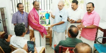 ജന്മഭൂമി കൊല്ലം യൂണിറ്റിന്റെ നേതൃത്വത്തില്‍ സംഘടിപ്പിച്ച സ്വീകരണ പരിപാടിയില്‍ ചാത്തന്നൂര്‍ എംഎല്‍എ
ബി.ബി. ഗോപകുമാറിന് എംഡി എം. രാധാകൃഷ്ണന്‍ ഉപഹാരം കൈമാറുന്നു
