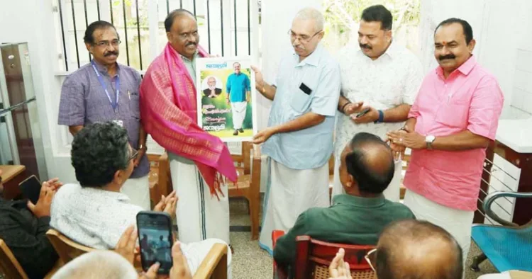 ജന്മഭൂമി കൊല്ലം യൂണിറ്റിന്റെ നേതൃത്വത്തില്‍ സംഘടിപ്പിച്ച സ്വീകരണ പരിപാടിയില്‍ ചാത്തന്നൂര്‍ എംഎല്‍എ
ബി.ബി. ഗോപകുമാറിന് എംഡി എം. രാധാകൃഷ്ണന്‍ ഉപഹാരം കൈമാറുന്നു