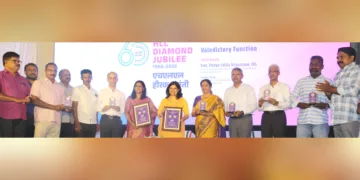 എച്ച്എല്എല്ലിന്റെ സ്മരണിക നാണയം കേന്ദ്ര സെക്രട്ടറി പുണ്യ സലില ശ്രീവാസ്തവ പ്രകാശനം ചെയ്യുന്നു. എച്ച്എല്എല് സിഎംഡി ഡോ. അനിത തമ്പി, ഡയറക്ടര്മാരായ പി. രമേഷ്, എന്. അജിത്, ബെന്നി ജോസഫ് തുടങ്ങിയവര് സമീപം