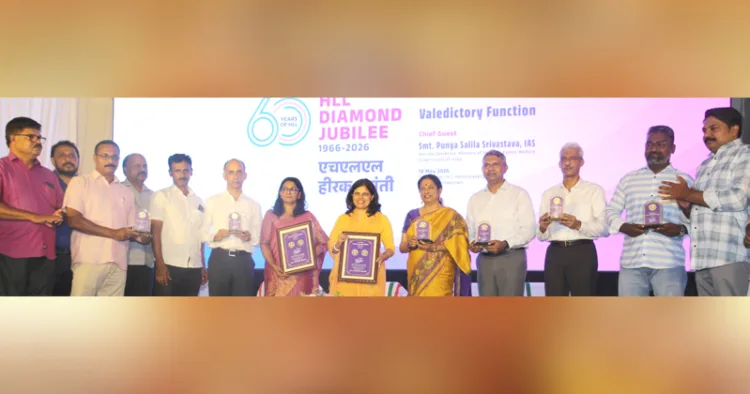 എച്ച്എല്‍എല്ലിന്റെ സ്മരണിക നാണയം കേന്ദ്ര സെക്രട്ടറി പുണ്യ സലില ശ്രീവാസ്തവ പ്രകാശനം ചെയ്യുന്നു. എച്ച്എല്‍എല്‍ സിഎംഡി ഡോ. അനിത തമ്പി, ഡയറക്ടര്‍മാരായ പി. രമേഷ്, എന്‍. അജിത്, ബെന്നി ജോസഫ് തുടങ്ങിയവര്‍ സമീപം