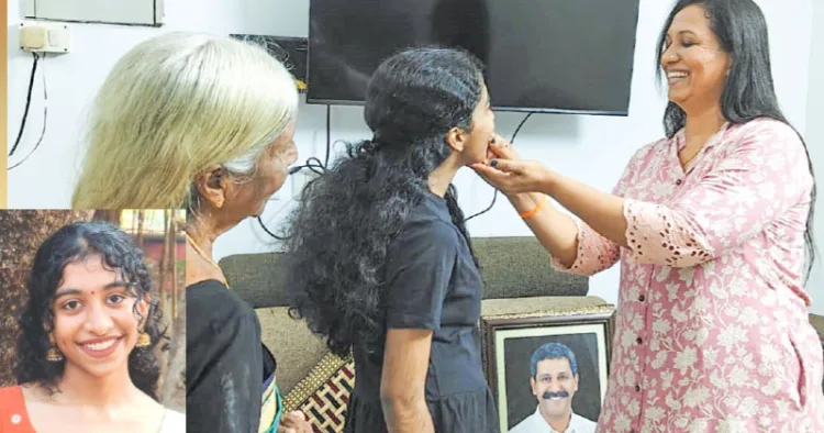പിതൃസാന്നിധ്യം സാക്ഷി... എസ്എസ്എല്‍സി പരീക്ഷയില്‍ മികച്ച വിജയം നേടിയ ധീരബലിദാനി അഡ്വ. രണ്‍ജീത് ശ്രീനിവാസന്റെ മകള്‍ ഹൃദ്യക്ക് അമ്മ അഡ്വ. ലിഷ മധുരം നല്‍കുന്നു. മുത്തി വിനോദിനി സമീപം