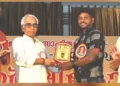 യുവ എഴുത്തുകാരില്‍ ചെറുകഥാ മത്സര വിജയിക്കുള്ള ഒ.വി. വിജയന്‍ പുരസ്‌കാരം ജനം ടിവി റിപ്പോര്‍ട്ടര്‍ മിഥുന്‍ അയ്യപ്പന്‍ പ്രൊഫ. കെ.പി. ശശിധരനില്‍ നിന്ന് ഏറ്റുവാങ്ങുന്നു