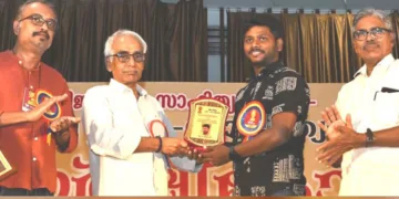 യുവ എഴുത്തുകാരില്‍ ചെറുകഥാ മത്സര വിജയിക്കുള്ള ഒ.വി. വിജയന്‍ പുരസ്‌കാരം ജനം ടിവി റിപ്പോര്‍ട്ടര്‍ മിഥുന്‍ അയ്യപ്പന്‍ പ്രൊഫ. കെ.പി. ശശിധരനില്‍ നിന്ന് ഏറ്റുവാങ്ങുന്നു