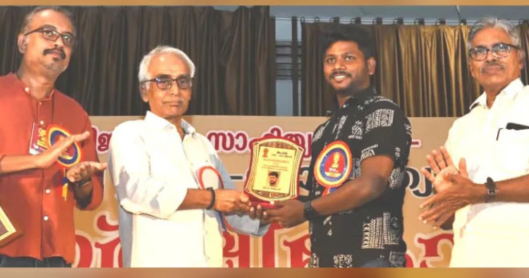 യുവ എഴുത്തുകാരില്‍ ചെറുകഥാ മത്സര വിജയിക്കുള്ള ഒ.വി. വിജയന്‍ പുരസ്‌കാരം ജനം ടിവി റിപ്പോര്‍ട്ടര്‍ മിഥുന്‍ അയ്യപ്പന്‍ പ്രൊഫ. കെ.പി. ശശിധരനില്‍ നിന്ന് ഏറ്റുവാങ്ങുന്നു