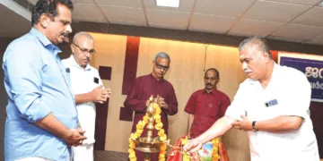 കൊച്ചിയില്‍ നടന്ന ജന്മഭൂമി കുടുംബസംഗമം ആര്‍എസ്എസ് ദക്ഷിണ ക്ഷേത്ര പ്രചാരക് പി.എന്‍. ഹരികൃഷ്ണകുമാര്‍ ഉദ്ഘാടനം ചെയ്യുന്നു. കെ.ബി. ശ്രീകുമാര്‍, എം. രാധാകൃഷ്ണന്‍, കെ.എന്‍.ആര്‍. നമ്പൂതിരി, കെ. കുഞ്ഞിക്കണ്ണന്‍ സമീപം
