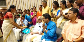 എന്‍.എം. കദംബന്‍ നമ്പൂതിരിപ്പാടിന്റെ നവതിയോടനുബന്ധിച്ച് നടന്ന പരിപാടിയില്‍ ഗുരുകുലം വിദ്യാനികേതന്‍ പ്രവര്‍ത്തകര്‍ ആരതി ഉഴിയുന്നു