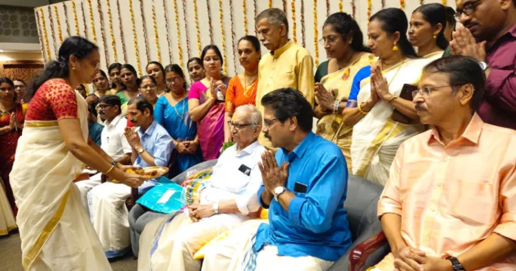 എന്‍.എം. കദംബന്‍ നമ്പൂതിരിപ്പാടിന്റെ നവതിയോടനുബന്ധിച്ച് നടന്ന പരിപാടിയില്‍ ഗുരുകുലം വിദ്യാനികേതന്‍ പ്രവര്‍ത്തകര്‍ ആരതി ഉഴിയുന്നു