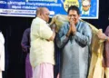 കഥകളി മേളാചാര്യന്‍ കലാമണ്ഡലം കൃഷ്ണദാസിന്റെ 60-ാം പിറന്നാളില്‍ തിരുവനന്തപുരം കോട്ടയ്ക്കകം കാര്‍ത്തികതിരുനാള്‍ തീയേറ്ററില്‍ നടന്ന കൃഷ്ണായനം ചടങ്ങില്‍ പദ്മശ്രീ
മട്ടന്നൂര്‍ ശങ്കരന്‍കുട്ടി മാരാര്‍ കൃഷ്ണദാസിനെ പൊന്നാടയണിയിച്ച് ആദരിക്കുന്നു. സമീപം എസ്. ശ്രീനിവാസന്‍ ഐഎഎസ് (റിട്ട.), വേണുഗോപാല്‍ തുടങ്ങിയവര്‍ സമീപം