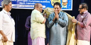 കഥകളി മേളാചാര്യന്‍ കലാമണ്ഡലം കൃഷ്ണദാസിന്റെ 60-ാം പിറന്നാളില്‍ തിരുവനന്തപുരം കോട്ടയ്ക്കകം കാര്‍ത്തികതിരുനാള്‍ തീയേറ്ററില്‍ നടന്ന കൃഷ്ണായനം ചടങ്ങില്‍ പദ്മശ്രീ
മട്ടന്നൂര്‍ ശങ്കരന്‍കുട്ടി മാരാര്‍ കൃഷ്ണദാസിനെ പൊന്നാടയണിയിച്ച് ആദരിക്കുന്നു. സമീപം എസ്. ശ്രീനിവാസന്‍ ഐഎഎസ് (റിട്ട.), വേണുഗോപാല്‍ തുടങ്ങിയവര്‍ സമീപം