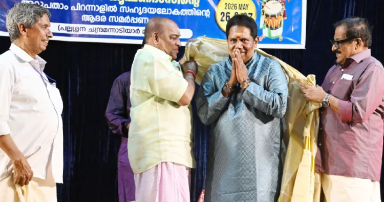 കഥകളി മേളാചാര്യന്‍ കലാമണ്ഡലം കൃഷ്ണദാസിന്റെ 60-ാം പിറന്നാളില്‍ തിരുവനന്തപുരം കോട്ടയ്ക്കകം കാര്‍ത്തികതിരുനാള്‍ തീയേറ്ററില്‍ നടന്ന കൃഷ്ണായനം ചടങ്ങില്‍ പദ്മശ്രീ
മട്ടന്നൂര്‍ ശങ്കരന്‍കുട്ടി മാരാര്‍ കൃഷ്ണദാസിനെ പൊന്നാടയണിയിച്ച് ആദരിക്കുന്നു. സമീപം എസ്. ശ്രീനിവാസന്‍ ഐഎഎസ് (റിട്ട.), വേണുഗോപാല്‍ തുടങ്ങിയവര്‍ സമീപം