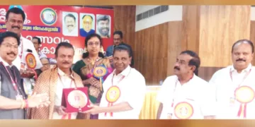 അമ്മ മലയാളം ചാരിറ്റബിള്‍ ട്രസ്റ്റിന്റെ പ്രഥമ മാധ്യമ പുരസ്‌കാരം ജന്മഭൂമി ന്യൂസ് എഡിറ്റര്‍ കെ.ഡി. ഹരികുമാറിന് തിരുവഞ്ചൂര്‍ രാധാകൃഷ്ണന്‍ എംഎല്‍എ സമ്മാനിച്ചപ്പോള്‍. മധു മണിമല, എസ്. ജയസൂര്യന്‍, സിന്ധു എം. നായര്‍, ഡോ. എന്‍. ജയരാജ്, ഷിജോ കെ. തോമസ് എന്നിവര്‍ സമീപം