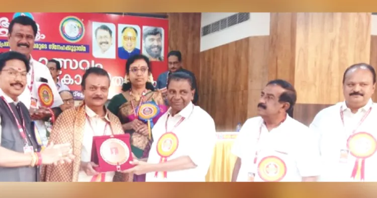 അമ്മ മലയാളം ചാരിറ്റബിള് ട്രസ്റ്റിന്റെ പ്രഥമ മാധ്യമ പുരസ്കാരം ജന്മഭൂമി ന്യൂസ് എഡിറ്റര് കെ.ഡി. ഹരികുമാറിന് തിരുവഞ്ചൂര് രാധാകൃഷ്ണന് എംഎല്എ സമ്മാനിച്ചപ്പോള്. മധു മണിമല, എസ്. ജയസൂര്യന്, സിന്ധു എം. നായര്, ഡോ. എന്. ജയരാജ്, ഷിജോ കെ. തോമസ് എന്നിവര് സമീപം