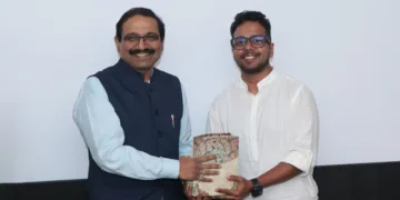 ഖാദിമ' സംവിധായകന് ഗോവിന്ദ് കെ. സജിക്ക് ഇന്ത്യ ഹാബിറ്റാറ്റ് സെന്റര് ഡയറക്ടര് ഡോ.കെ.ജി. സുരേഷ് ഉപഹാരം സമ്മാനിച്ചപ്പോള്