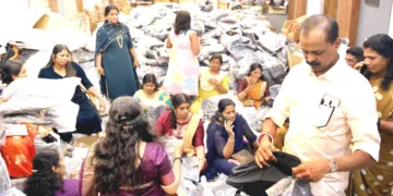 തിരുവനന്തപുരം കോര്പറേഷന് കുട്ടികള്ക്ക് നല്കാനായി മേയര് വി.വി. രാജേഷിന്റെ നേതൃത്വത്തില് സ്കൂള് കിറ്റുകള് തയാറാക്കുന്നു