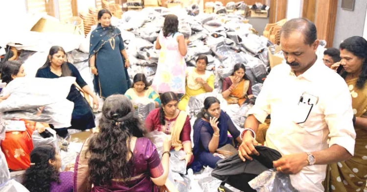 തിരുവനന്തപുരം കോര്‍പറേഷന്‍ കുട്ടികള്‍ക്ക് നല്‍കാനായി മേയര്‍ വി.വി. രാജേഷിന്റെ നേതൃത്വത്തില്‍ സ്‌കൂള്‍ കിറ്റുകള്‍ തയാറാക്കുന്നു