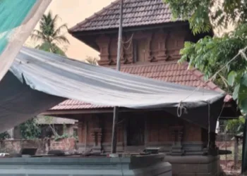പുനരുദ്ധാരണം നടക്കുന്ന കൂവോട് ശ്രീമേലോംമുറ്റം ശ്രീകൃഷ്ണക്ഷേത്രം