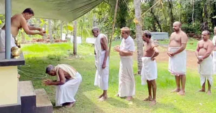 കൂത്തുപറമ്പില്‍ ശങ്കരനെല്ലൂര്‍ ചന്ത്രോത്ത് വലിയവീട്ടില്‍ മഠത്തില്‍ 21 പേര്‍ വ്രതമെടുത്ത് മഠത്തില്‍ കയറിയപ്പോള്‍