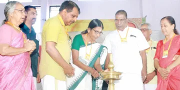 ഹിന്ദു ഐക്യവേദി ജില്ല പ്രതിനിധി സമ്മേളനം കെ.പി. ശശികല ടീച്ചര് ഉദ്ഘാടനം ചെയ്യുന്നു. പ്രൊഫ. ദേവകി, പി.സി. ബാബു, ആര്.വി. ബാബു, കെ.വി. ശിവന്, എം.സി. സാബു ശാന്തി, യമുനാ വത്സന് സമീപം