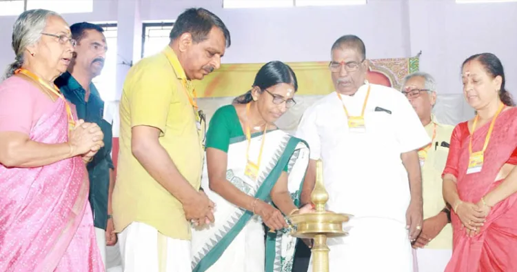 ഹിന്ദു ഐക്യവേദി ജില്ല പ്രതിനിധി സമ്മേളനം കെ.പി. ശശികല ടീച്ചര്‍ ഉദ്ഘാടനം ചെയ്യുന്നു. പ്രൊഫ. ദേവകി, പി.സി. ബാബു, ആര്‍.വി. ബാബു, കെ.വി. ശിവന്‍, എം.സി. സാബു ശാന്തി, യമുനാ വത്സന്‍ സമീപം