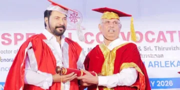 എംജി യൂണിവേഴ്‌സിറ്റിയുടെ ഹോണററി ഡോക്ടറേറ്റ് നടന്‍ മമ്മൂട്ടിക്ക് ചാന്‍സലര്‍ കൂടിയായ ഗവര്‍ണര്‍ രാജേന്ദ്ര വിശ്വനാഥ് ആര്‍ലേക്കര്‍ സമ്മാനിക്കുന്നു