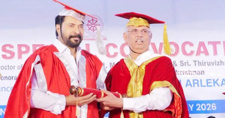 എംജി യൂണിവേഴ്‌സിറ്റിയുടെ ഹോണററി ഡോക്ടറേറ്റ് നടന്‍ മമ്മൂട്ടിക്ക് ചാന്‍സലര്‍ കൂടിയായ ഗവര്‍ണര്‍ രാജേന്ദ്ര വിശ്വനാഥ് ആര്‍ലേക്കര്‍ സമ്മാനിക്കുന്നു