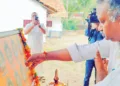 മാറാട് കൂട്ടക്കൊലയുടെ 23-ാം വാര്‍ഷികത്തോടനുബന്ധിച്ച് മാറാട് അരയസമാജം പരിസരത്ത് നടന്ന ശ്രദ്ധാഞ്ജലി പരിപാടിയില്‍ ആര്‍എസ്എസ് ഉത്തര കേരളം പ്രാന്ത സഹകാര്യവാഹ്
പി.പി. സുരേഷ്ബാബു പുഷ്പാര്‍ച്ചന നടത്തുന്നു