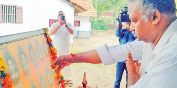 മാറാട് കൂട്ടക്കൊലയുടെ 23-ാം വാര്‍ഷികത്തോടനുബന്ധിച്ച് മാറാട് അരയസമാജം പരിസരത്ത് നടന്ന ശ്രദ്ധാഞ്ജലി പരിപാടിയില്‍ ആര്‍എസ്എസ് ഉത്തര കേരളം പ്രാന്ത സഹകാര്യവാഹ്
പി.പി. സുരേഷ്ബാബു പുഷ്പാര്‍ച്ചന നടത്തുന്നു