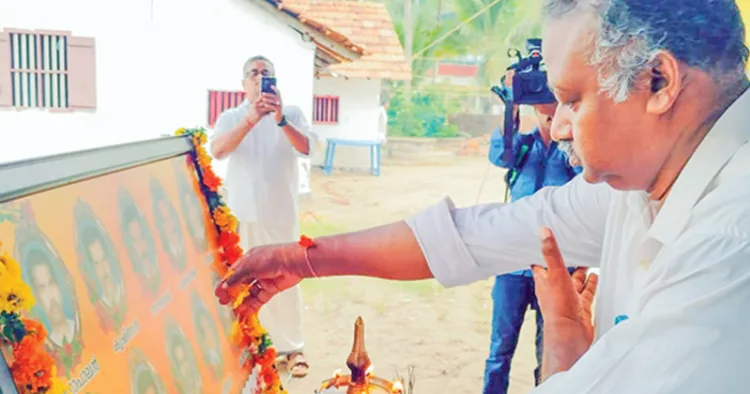 മാറാട് കൂട്ടക്കൊലയുടെ 23-ാം വാര്‍ഷികത്തോടനുബന്ധിച്ച് മാറാട് അരയസമാജം പരിസരത്ത് നടന്ന ശ്രദ്ധാഞ്ജലി പരിപാടിയില്‍ ആര്‍എസ്എസ് ഉത്തര കേരളം പ്രാന്ത സഹകാര്യവാഹ്
പി.പി. സുരേഷ്ബാബു പുഷ്പാര്‍ച്ചന നടത്തുന്നു