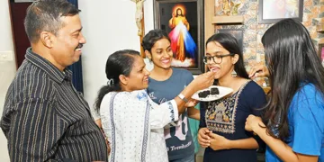 പ്ലസ്ടു പരീക്ഷയില്‍ മുഴുവന്‍ മാര്‍ക്കും കരസ്ഥമാക്കിയ മരിയ കൃപ മൈക്കിളിന് അമ്മ ഷീല മധുരം നല്‍കുന്നു