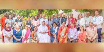 യുനസ്കോ ചെയര് സമ്മേളന പ്രതിനിധികള് സദ്ഗുരു മാതാ അമൃതാനന്ദമയി ദേവിയോടൊപ്പം