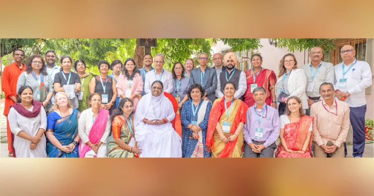 യുനസ്കോ ചെയര് സമ്മേളന പ്രതിനിധികള് സദ്ഗുരു മാതാ അമൃതാനന്ദമയി ദേവിയോടൊപ്പം